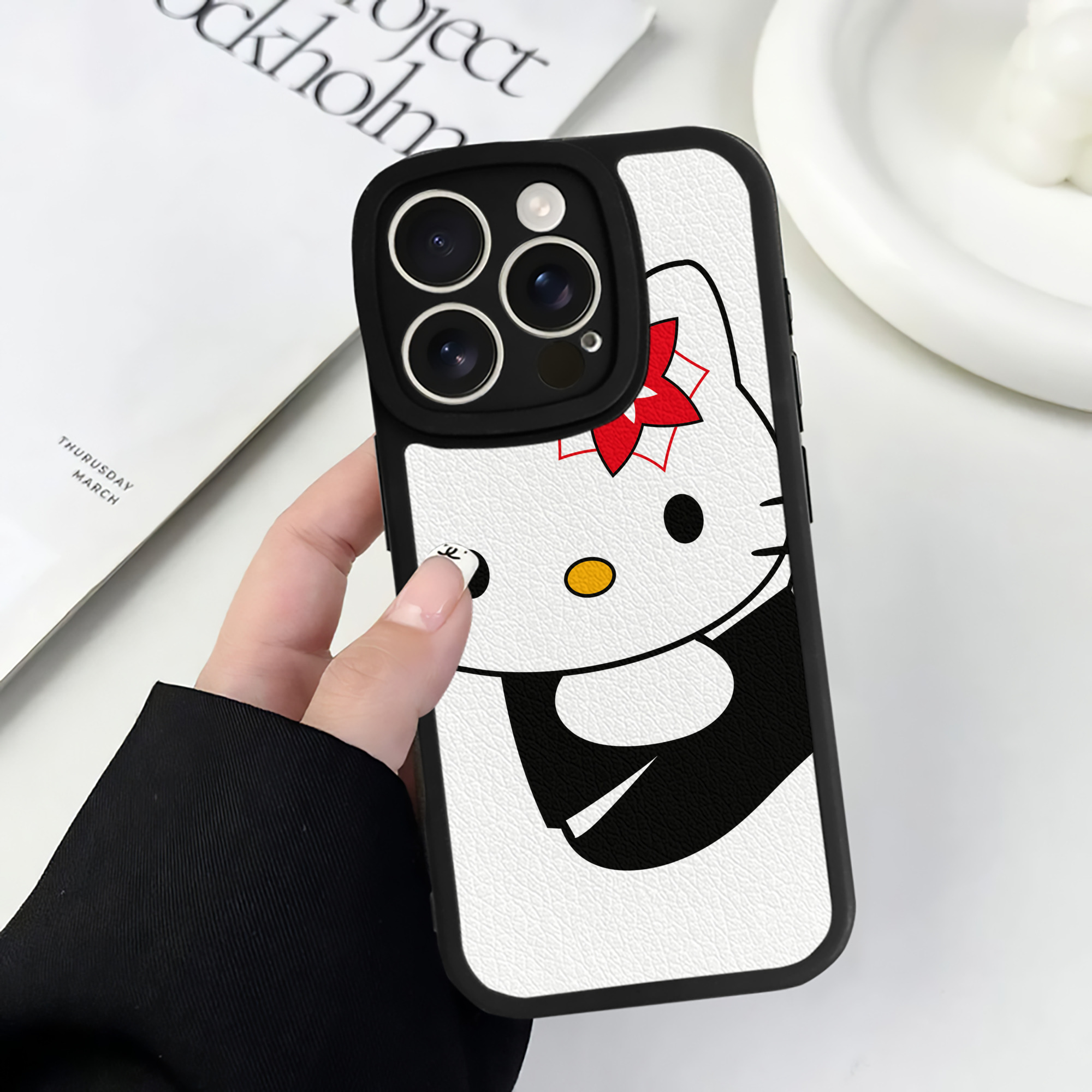 （画像用） Hello Kitty ハローキティ 【iPhone 16シリーズ対応】シリコンスマホケース（レザー調） 材質：シリコン